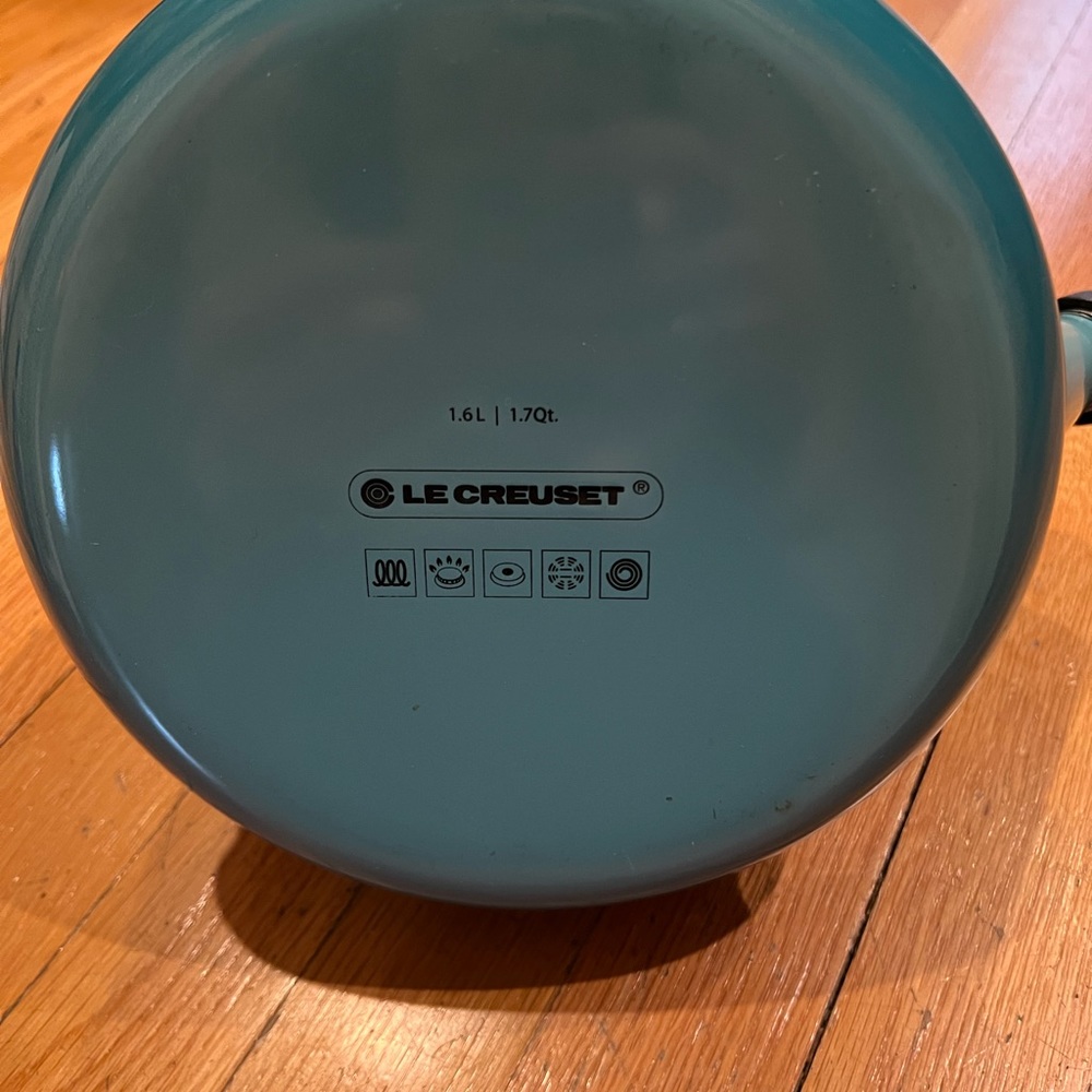 Le Creuset Caribbean Classic Whistling Kettle - Picture 2 of 2
